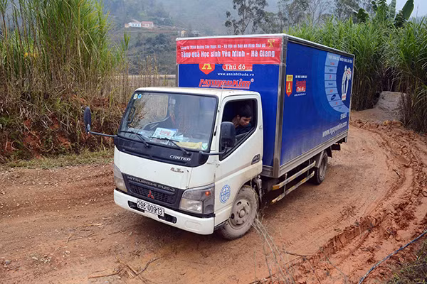 Mang chăn ấm đến với học sinh vùng cao biên giới Hà Giang ảnh 4