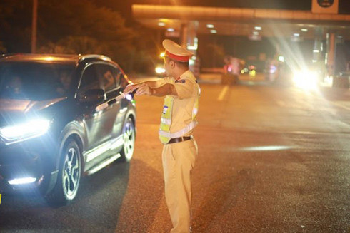 Tăng cường tuần tra đêm, xử lý mạnh các trường hợp vi phạm an toàn giao thông ảnh 1