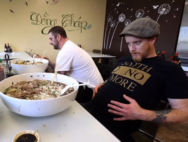 Anh Tây vuốt bụng no căng trong khi ánh mắt vẫn còn thèm thuồng.