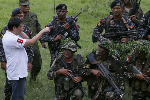 Ông Duterte "chìa cành ô liu" về phía phiến quân Hồi giáo cực đoan Abu Sayyaf ảnh 1