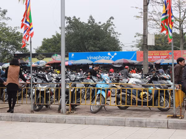 Chưa khai ấn, người người đã đổ về đền Trần ảnh 4