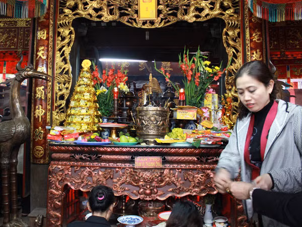 Chưa khai ấn, người người đã đổ về đền Trần ảnh 9