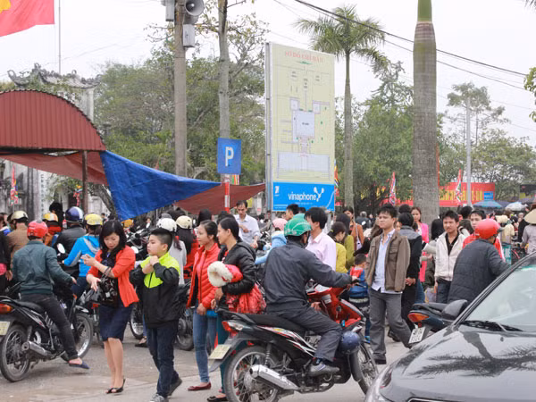 Chưa khai ấn, người người đã đổ về đền Trần ảnh 3