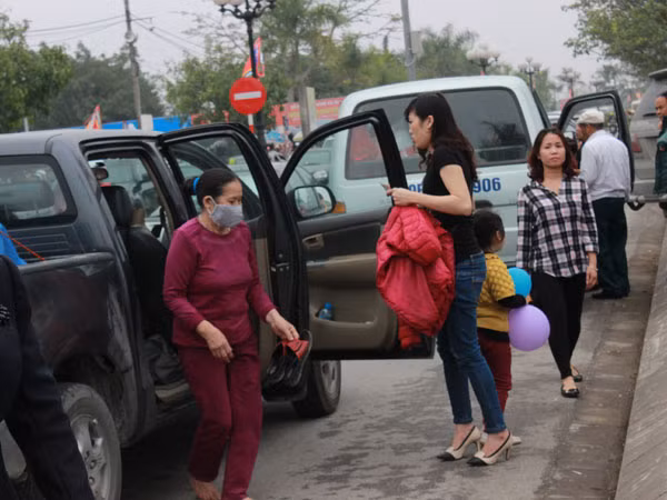 Chưa khai ấn, người người đã đổ về đền Trần ảnh 2