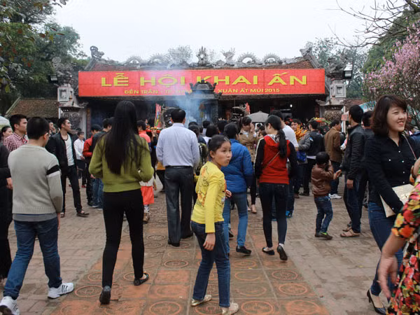 Chưa khai ấn, người người đã đổ về đền Trần ảnh 6