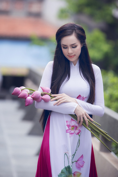 Á hậu Tố Uyên khoe sắc rạng ngời đi lễ chùa ảnh 4