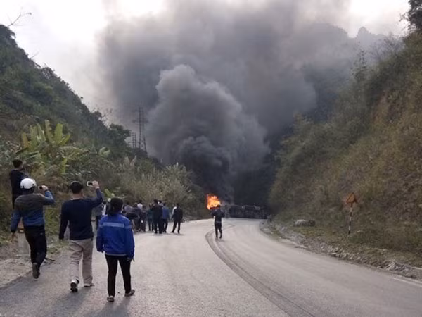 Khẩn trương điều trq, xử lý vụ xe bồn đâm xe khách, 3 người chết, 26 người bị thương ảnh 1