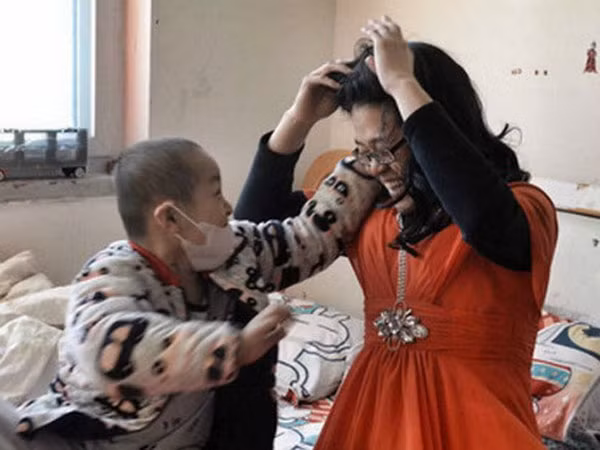 Giả gái, bán hoa hồng cứu con ung thư ảnh 1