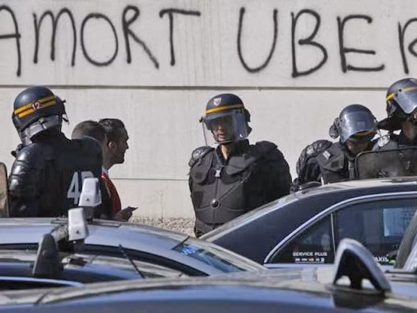 Tòa án Tối cao Pháp cấm dịch vụ taxi Uber giá rẻ ảnh 1