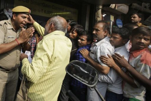 Một tuần sau "cú sốc" đổi tiền ở Ấn Độ ảnh 1