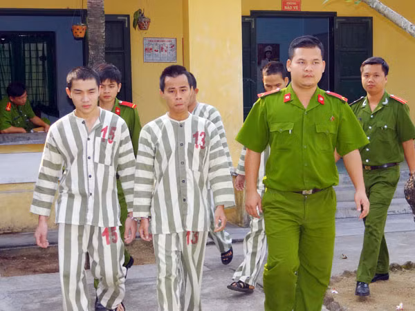 11 đối tượng xông vào quán internet chém người ảnh 1