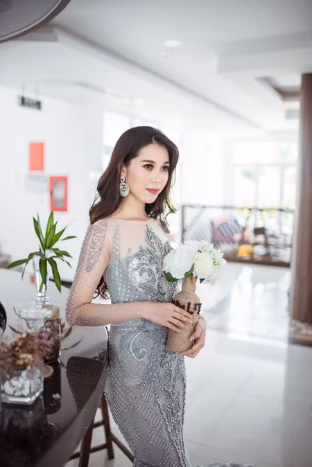 Á khôi Mỹ Duyên hút mắt với đầm dạ hội lộng lẫy ảnh 1