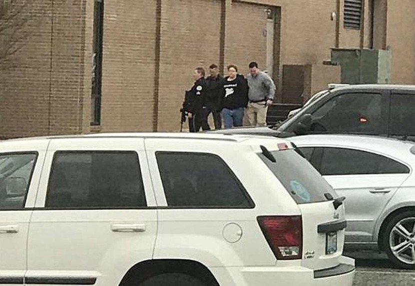 Đối tượng đã dùng súng ngắn bắn vào học sinh ngay trước khi giờ học bắt đầu. Hai học sinh thiệt mạng đều 15 tuổi. Theo ông Matt Bevin, thủ phạm đã bị bắt ngay sau đó