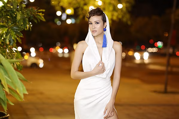 Phương Mai hở táo bạo, khoe trọn hình xăm ở lưng ảnh 6