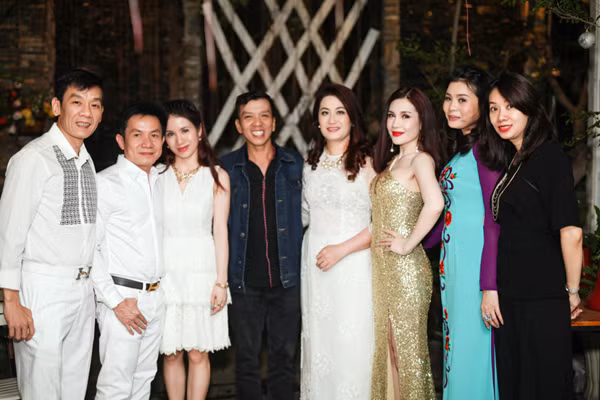 Á hậu Tố Uyên cùng dàn nghệ sĩ tham gia đấu giá ủng hộ MC Lê Tâm ảnh 4