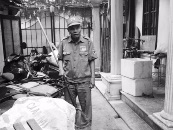 Chuyện “ông Luyện nhặt rác hồ B52” ảnh 1