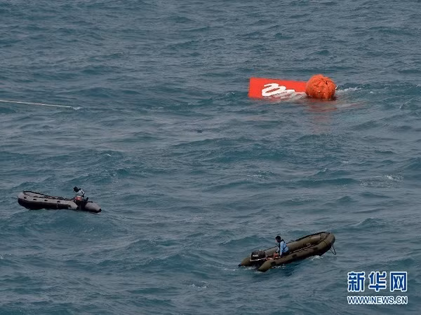 Hiện trường trục vớt phần đuôi máy bay AirAsia QZ8501 ảnh 2