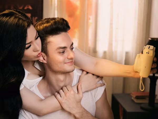 Nhật Kim Anh "khoá môi" bạn diễn người Ý trong MV mới ảnh 8