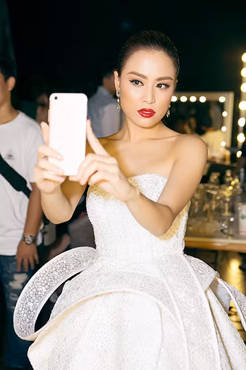 Hoàng Thùy Linh làm giám khảo chung kết "Thử thách cùng bước nhảy" ảnh 7 Hoàng Thùy Linh làm giám khảo chung kết "Thử thách cùng bước nhảy" ảnh 7