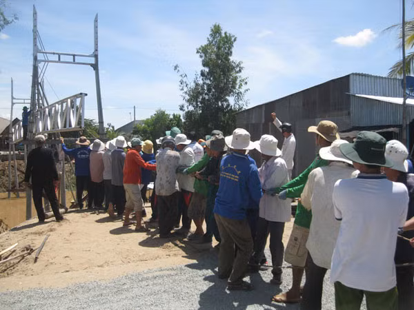 20 năm xây nhà, xây cầu cho người nghèo ảnh 2