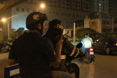 Trước khi tiến hành dừng xe kiểm tra hành chính, các mũi trinh sát luôn bí mật theo dõi liên lạc qua bộ đàm với chỉ huy.