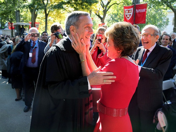 Mỹ: Hiệu trưởng Đại học Harvard và vợ dương tính với Covid-19 ảnh 1