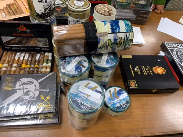 Hà Nội: ‘Phát lộ’ thêm đường dây giao dịch xì gà nghi vấn nhập lậu, thu trên 15.000 điếu ảnh 3