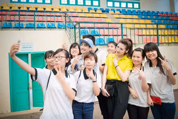 Á hậu Tú Anh vận động “nói không với thuốc lá” ảnh 6