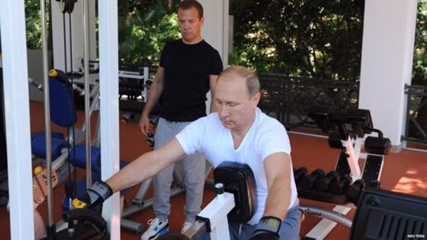 Video: Tổng thống Nga Putin và Thủ tướng Medvedev cùng nhau tập thể hình ảnh 4
