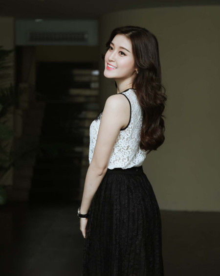 Á hậu Huyền My xuất hiện rạng rỡ sau scandal mặc "váy nhái" ảnh 3