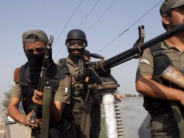 Taliban tấn công căn cứ không quân của Pakistan để trả thù ảnh 1