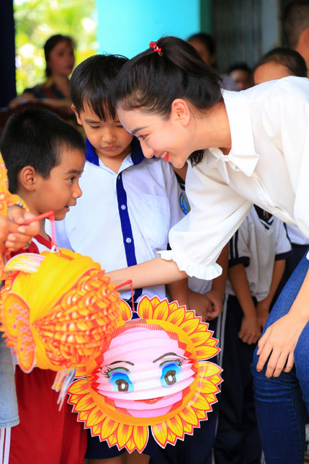 NTK Võ Việt Chung cùng dàn người đẹp phát quà trung thu cho trẻ em nghèo ảnh 6