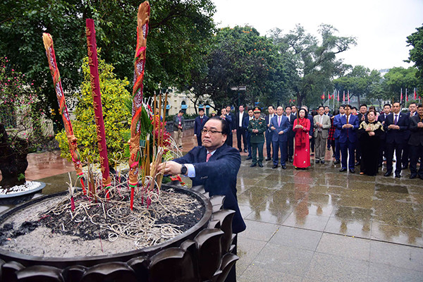 Lãnh đạo TP Hà Nội dâng hương tưởng niệm các vị liệt tổ, liệt tông và Chủ tịch Hồ Chí Minh ảnh 1