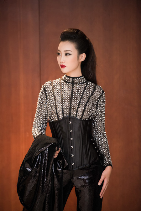Choáng ngợp với phong cách thời trang ấn tượng của Hoa hậu Mỹ Linh tại VIFW 2016 ảnh 6