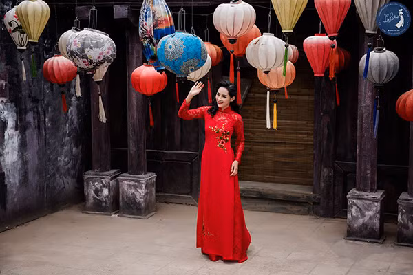 Ấn tượng hotgirl phẫu thuật thẩm mỹ trong bộ sưu tập áo dài cưới ảnh 5 Ấn tượng hotgirl phẫu thuật thẩm mỹ trong bộ sưu tập áo dài cưới ảnh 5