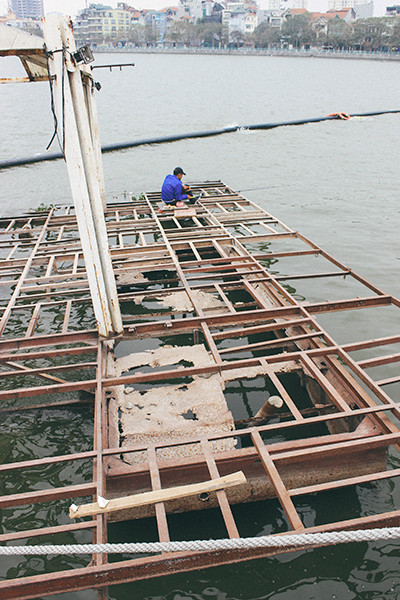 Hàng loạt tàu thuyền cũ nát bỏ hoang ở một góc hồ Tây ảnh 7