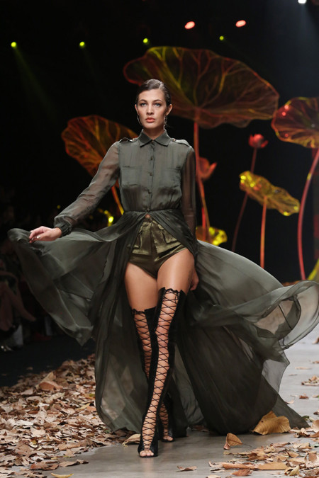 Lê Thanh Hòa mang cả rừng lá khô lên sàn diễn thời trang ảnh 7