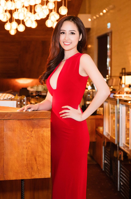Hút mắt với những đường cong gợi cảm của Hoa hậu Mai Phương Thúy ảnh 1