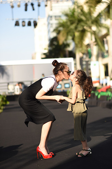 Bảo Anh xinh đẹp đọ dáng cùng mẫu nhí 5 tuổi ảnh 9