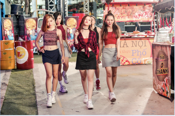 Amee và Kay Trần chào hè "cực gắt" bằng MV Phố hàng nóng ảnh 2