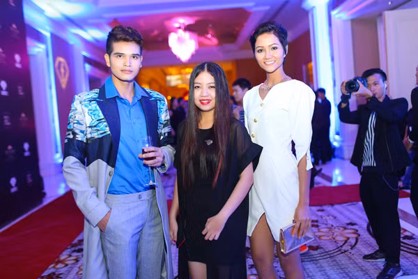 Chàng trai "người sói" và "cô gái Ê Đê" bất ngờ xuất hiện trên sàn diễn thời trang ảnh 3