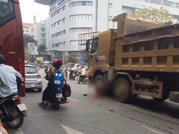 Bị xe tải cán chết khi chuyển làn trước ngã tư đèn đỏ ảnh 1