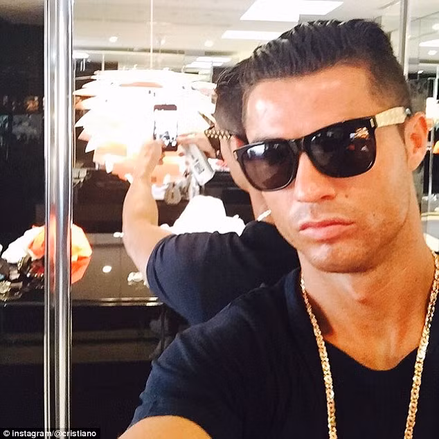 Ronaldo là chuyên gia chụp ảnh "tự sướng" ảnh 15