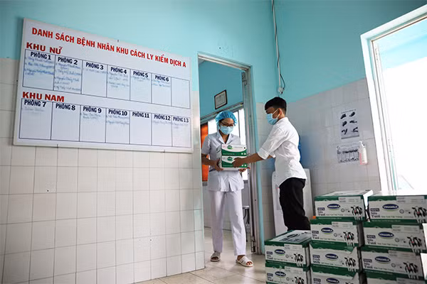 Vinamilk đồng hành tiếp sức cho đội ngũ cán bộ y tế tuyến đầu chống dịch Covid-19 ảnh 5