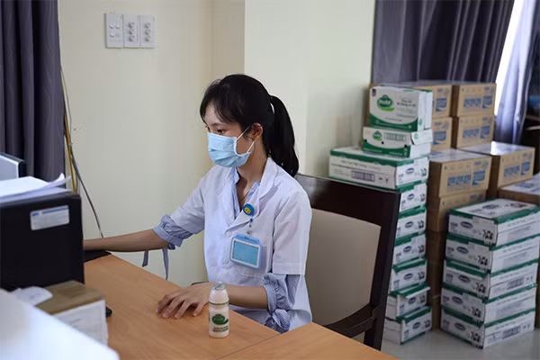 Vinamilk đồng hành tiếp sức cho đội ngũ cán bộ y tế tuyến đầu chống dịch Covid-19 ảnh 6