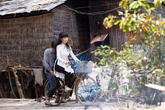 Ngọc Trinh lội bùn, đội cơn mưa tầm tã mang cơm cho cha ảnh 3