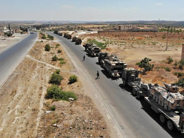 Đoàn xe quân sự Thổ Nhĩ Kỳ mắc kẹt ở Idlib do các trận không kích ác liệt ảnh 1