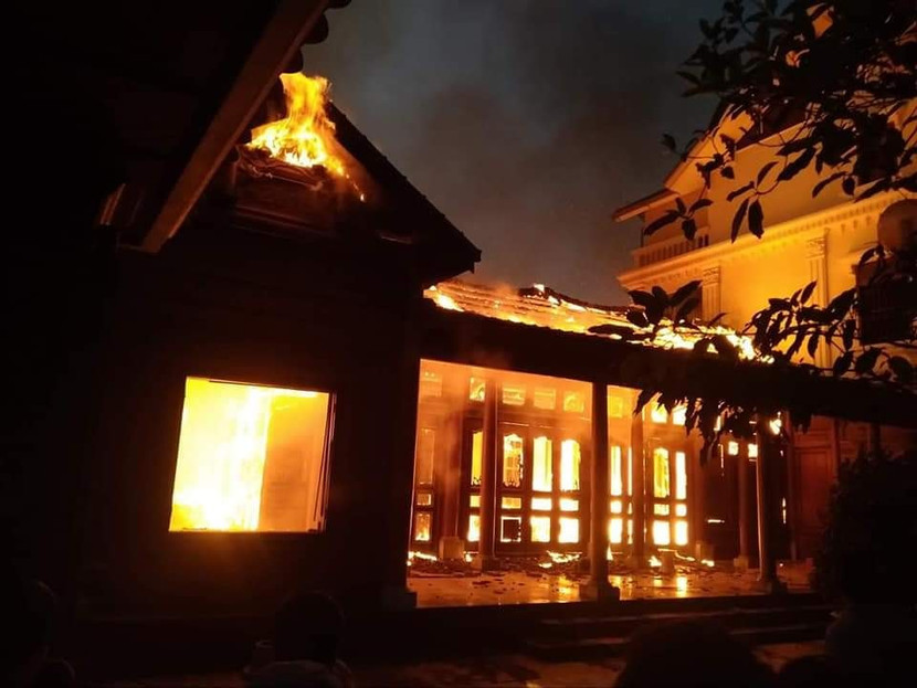 Nhà gỗ tiền tỷ cháy rụi nghi do gia chủ thắp hương ảnh 1