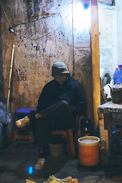 Giấc ngủ chập chờn của các tiểu thương ở chợ đầu mối Long Biên ảnh 7 Giấc ngủ chập chờn của các tiểu thương ở chợ đầu mối Long Biên ảnh 7