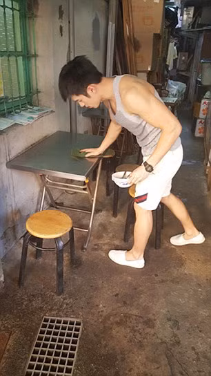 Hàng trăm cô gái phát cuồng vì “anh chàng bán đậu phụ đẹp trai nhất Trung Quốc“ ảnh 6